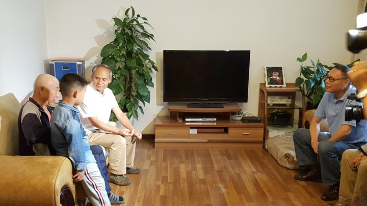 云南省总工会主席张百如到云南KU酷游官网集团难题职工家里送温暖