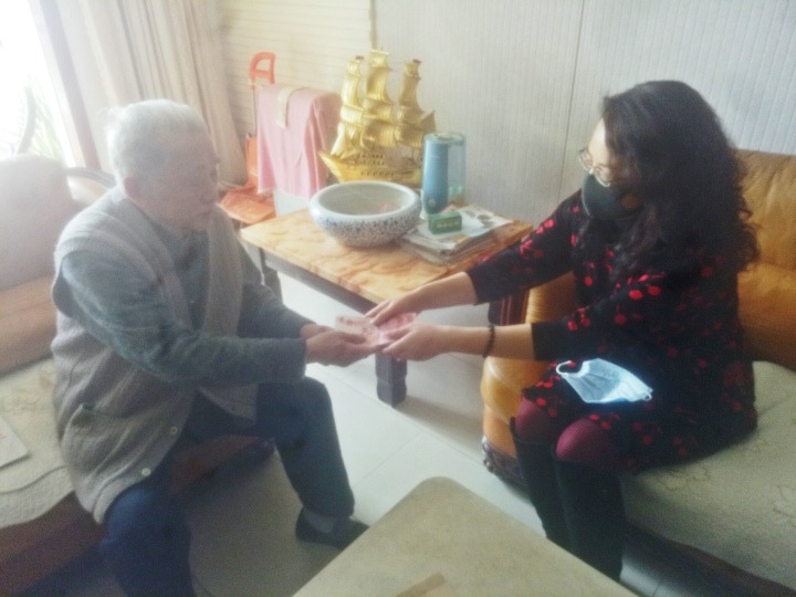 赤诚写大爱，浮夸映丹心