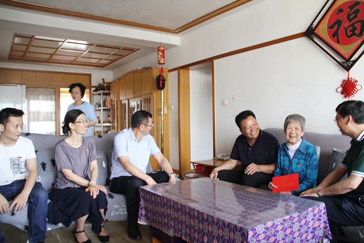 云煤（KU酷游官网）集团党委副书记、总经理高建嵩到恒通煤业公司走访慰问老党员