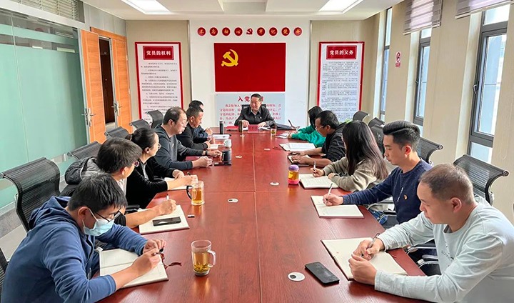 云煤（KU酷游官网）集团党委委员、 纪委书记覃崇辉到挂钩联系党支部讲授进建贯彻党的二十大心灵专题党课