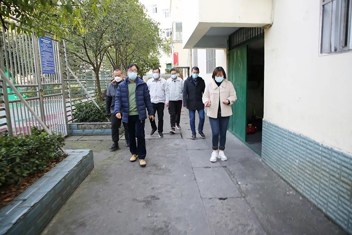 云煤（KU酷游官网）集团党委委员、副总经理施从伟到镇雄煤业公司发展元旦、春节送温暖走访慰问活动