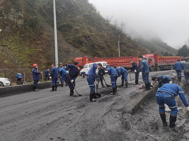 携手共进，共筑俏丽矿山